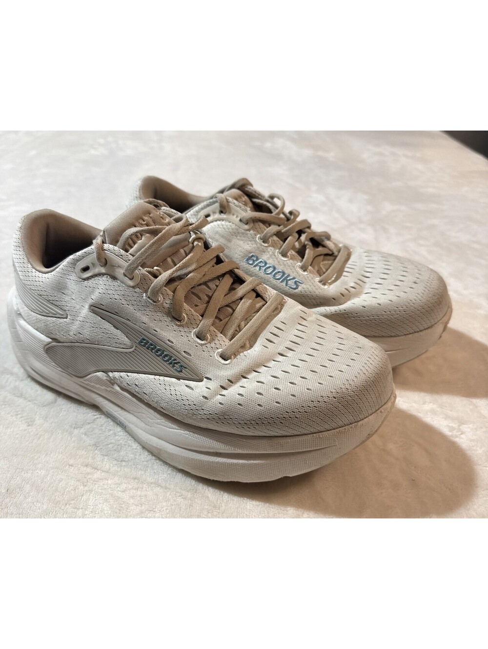 Brooks Ghost Max 3 120457-181 Sneaker Womens 9 2E Coconut/Chateau Grey/Blue